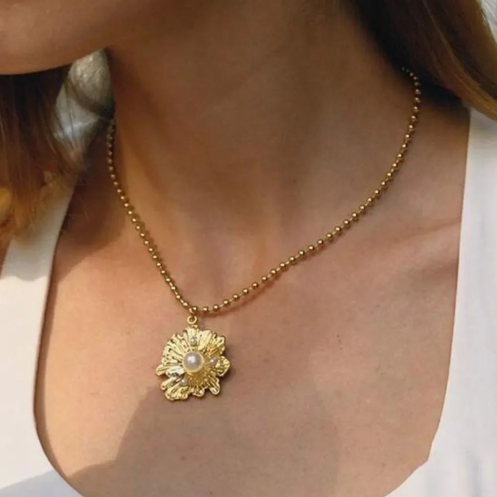 Gold Floral Pendant Necklace Q610